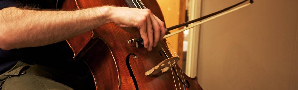 Uit wat voor onderdelen bestaat een cello?