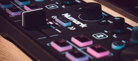 Review: Numark DJ2GO2 Touch DJ controller 'de beste budget DJ controller voor onderweg'